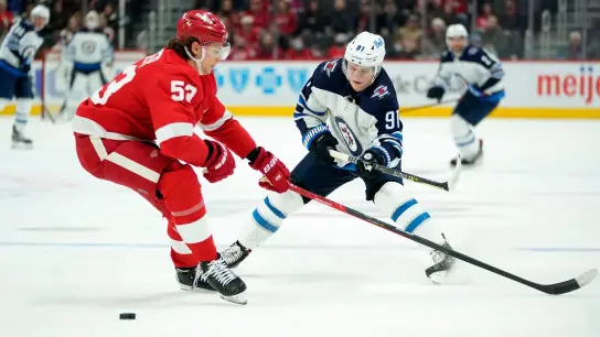 Detroit-Verteidiger Moritz Seider (l) kam in seiner ersten NHL-Saison auf 50 Scorerpunkte. (Foto: Paul Sancya/AP/dpa)