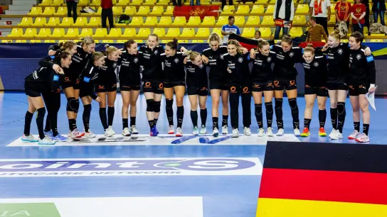 Die deutschen Spielerinnen vor dem Spiel gegen Frankreich. (Foto: Kolektiff Images/dpa)