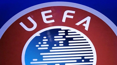 Ein Logo der UEFA hängt beim Kongress des UEFA-Dachverbandes im „Beurs van Berlage”. (Foto: Jamie Gardner/Press Association/dpa)