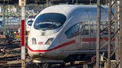 Kurz vor dem Hauptbahnhof in der Landeshauptstadt hat ein Mann die Notbremse gezogen. (Symbolbild) (Foto: Peter Kneffel/dpa)