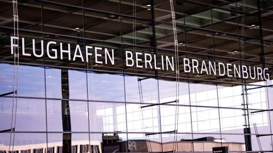 Der Schriftzug an der Haupthalle des Flughafens Berlin Brandenburg (BER). Dort bleibt es am Mittwoch ruhig: kein Flugverkehr wegen eines Warnstreiks. (Foto: Fabian Sommer/dpa)