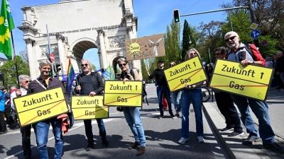 „Erneuerbare Energien verteidigen“ war das Motto einer der Demonstrationen.  (Foto: Felix Hörhager/dpa)