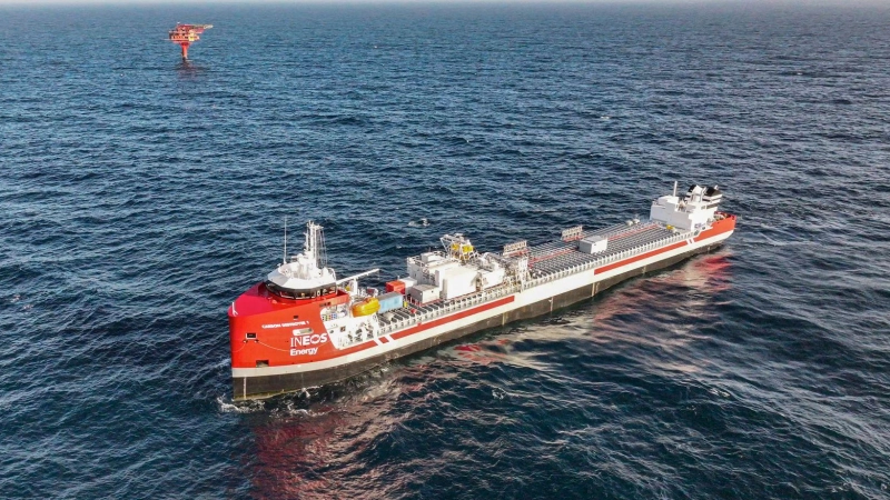 Das Transportschiff Carbon Destroyer 1 bringt das flüssige CO2 zur ausgedienten Ölplattform Nini West in der Nordsee vor Dänemark. (Handout) (Foto: Handout / Berlin/INEOS Energy/dpa)