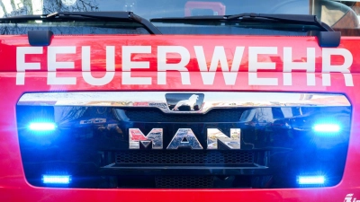 Das Feuer brach aus unbekannter Ursache in dem Einfamilienhaus aus. (Symbolbild) (Foto: Julian Stratenschulte/dpa)