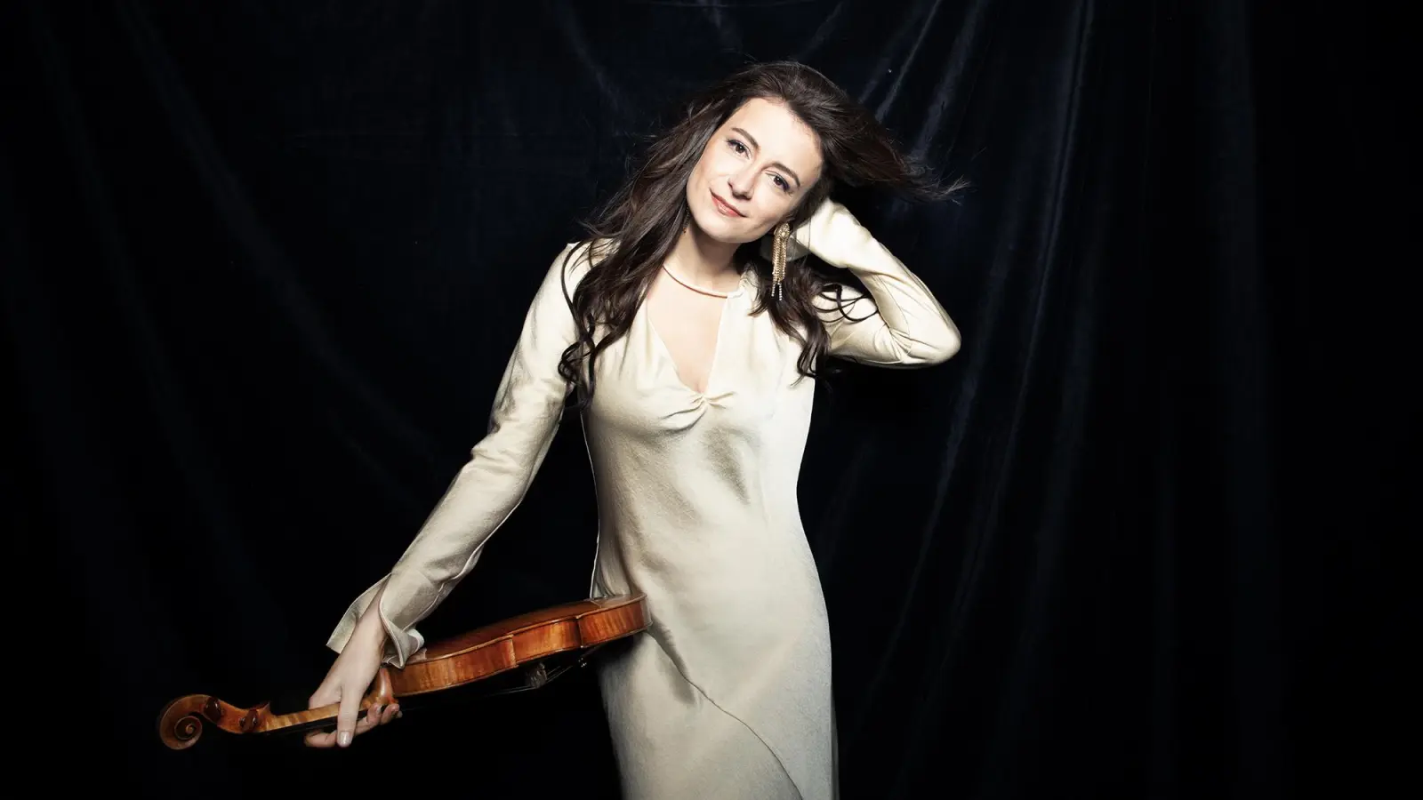 Spielt in Ansbach das Korngold-Konzert: die Geigerin Liya Petrova (Foto: Simon Fowler)