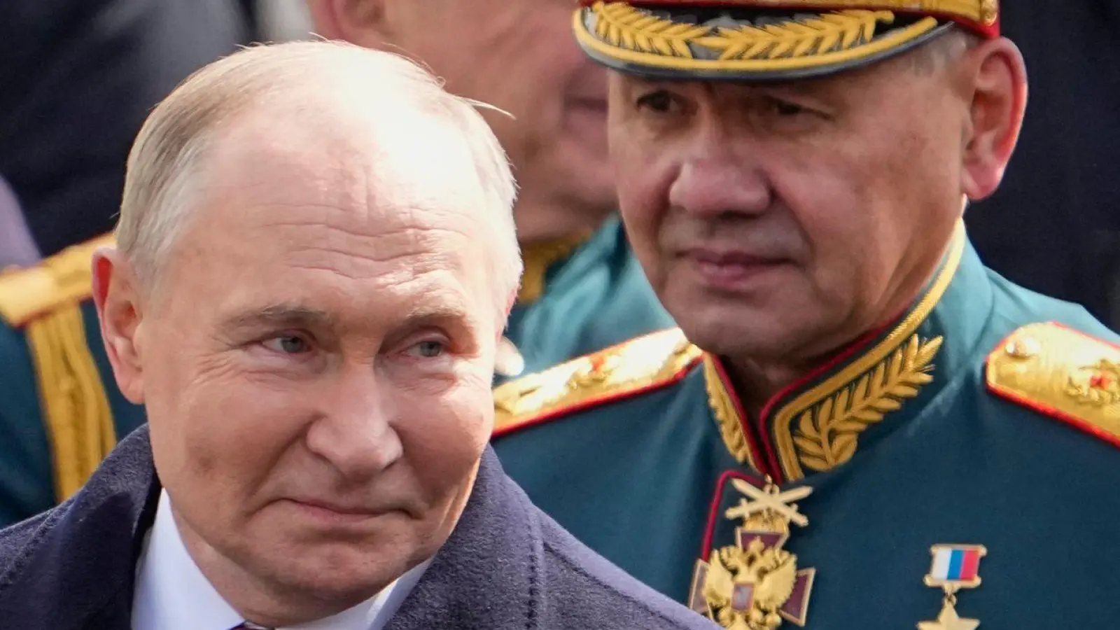 Putin (l) hat gesprochen: Schoigu soll nicht mehr länger Verteidigungsminister sein. (Foto: Alexander Zemlianichenko/AP/dpa)