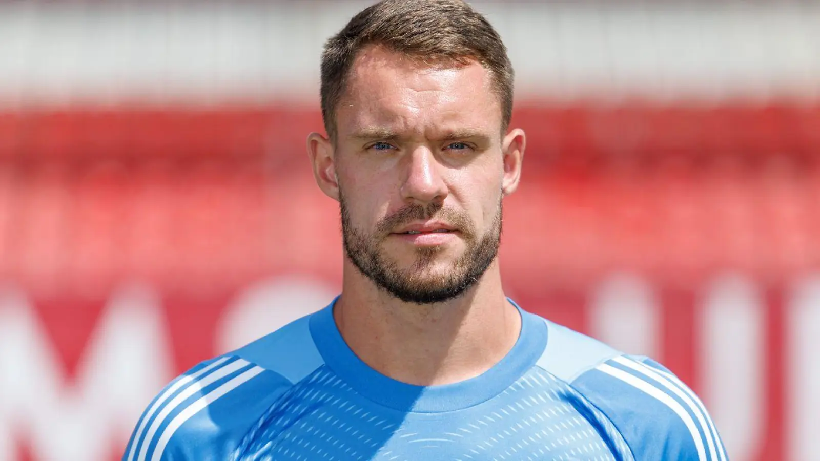 Christian Mathenia kassiert zwei Treffer (Foto: Daniel Karmann/dpa)