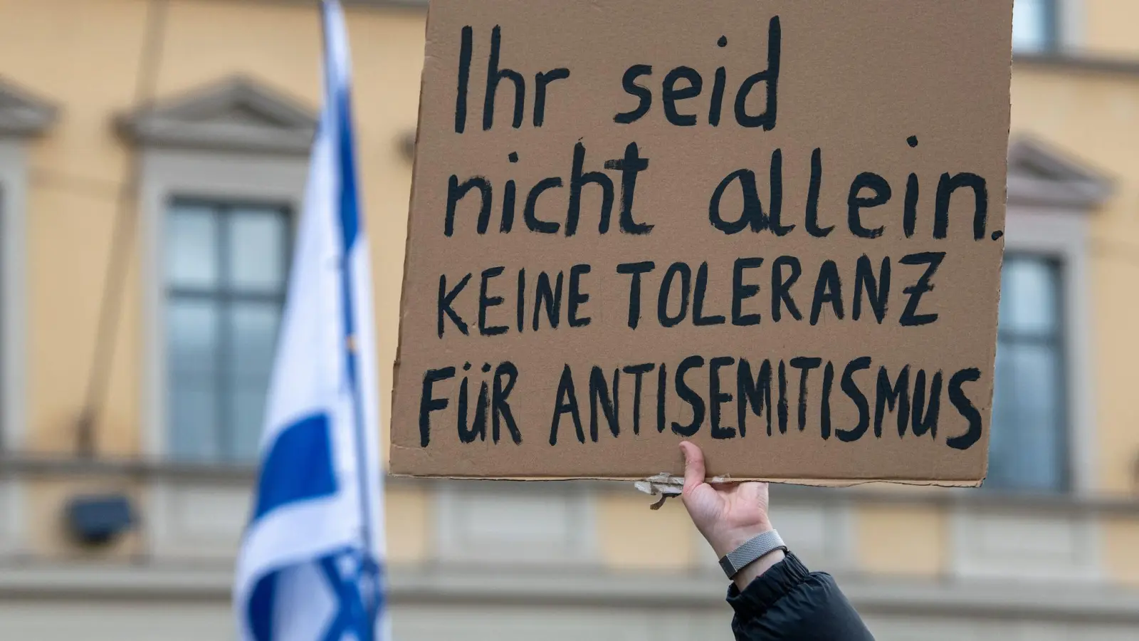 Kundgebung für Israel in München : „Ihr seid nicht allein. Keine Toleranz für Antisemitismus“. (Foto: Stefan Puchner/dpa)