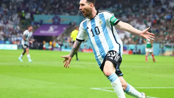 Superstar Lionel Messi erlöste Argentinien mit dem Treffer zum 1:0. (Foto: Tom Weller/dpa)