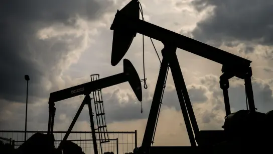 Ölkonzerne haben im vergangenen Quartal rekordverdächtige Gewinne erzielt. Dies dürfte die Debatte um eine Übergewinnsteuer neu anfachen. (Foto: Mohssen Assanimoghaddam/dpa)