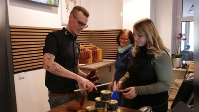Die Familie im Hintergrund erleichtert einiges: Marcel, Edith und Christine Birklein mit Wildbratwürsten und Wildkonserven im „Treffpunkt Wild“. (Foto: Ulli Ganter)