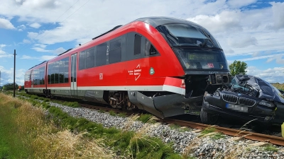 Nach einer Vollbremsung kam der Zug am Ortsrand von Burgbernheim erst nach rund 200 Metern zum Stehen. Er hatte den Pkw auf der Beifahrerseite erfasst. Der Fahrer war alleine im Fahrzeug.  (Foto: NEWS5 / Wohlgemuth)