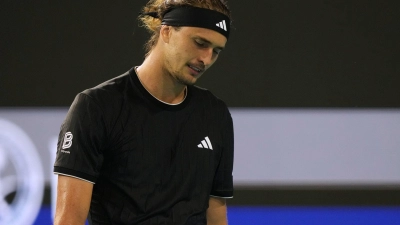 Scheiterte in Miami erneut an Jannik Sinner: Alexander Zverev hat die letzten sieben Duelle mit dem Italiener verloren. (Foto: Marta Lavandier/AP/dpa)