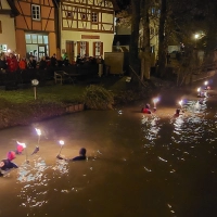 Seit vielen Jahren wird, wie auf unserem Bild von 2023, in der Wörnitz zu Weihnachten geschwommen: Auch diesmal bietet sich den Gästen vom Ufer aus ein stimmungsvolles Bild. (Archivbild: Jürgen Eisen)