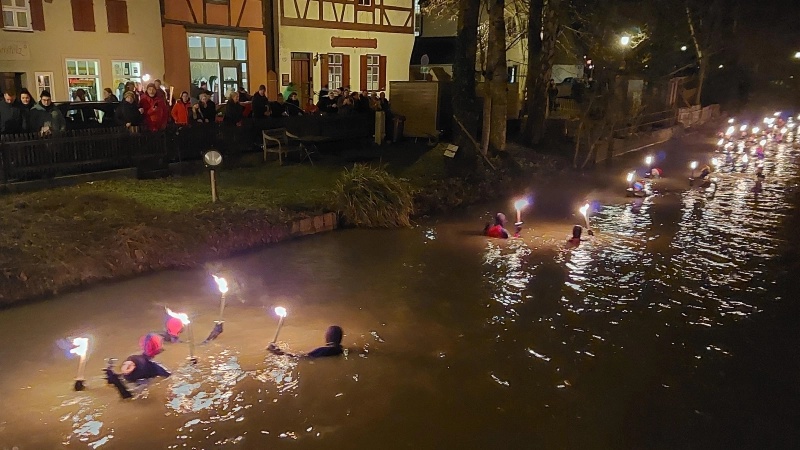 Seit vielen Jahren wird, wie auf unserem Bild von 2023, in der Wörnitz zu Weihnachten geschwommen: Auch diesmal bietet sich den Gästen vom Ufer aus ein stimmungsvolles Bild. (Archivbild: Jürgen Eisen)