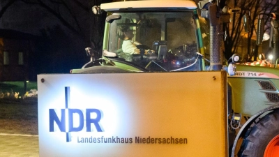 Trecker blockieren das Landesfunkhaus Niedersachsen des Norddeutschen Rundfunks. (Foto: Julian Stratenschulte/dpa)