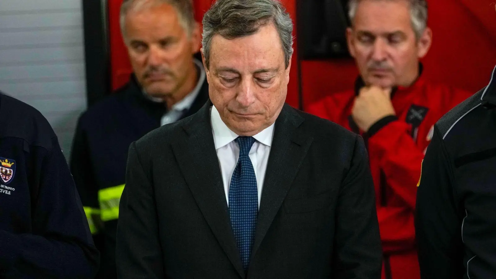 Italiens Ministerpräsident Mario Draghi will als Konsequenz aus einer Regierungskrise zurücktreten. (Foto: Luca Bruno/AP/dpa)