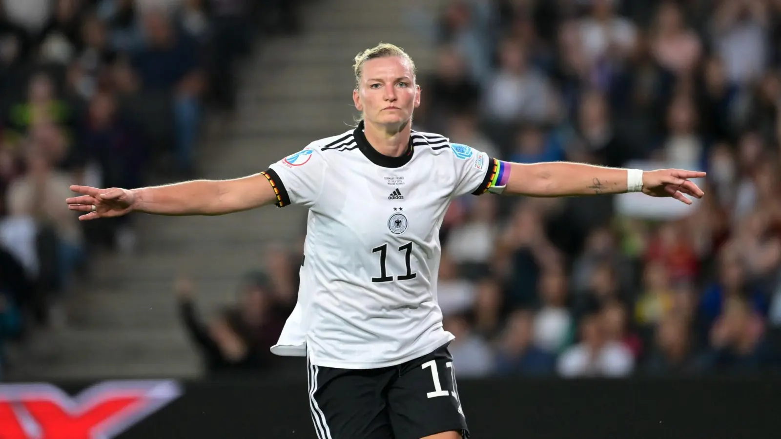 Die Matchwinnerin: Alexandra Popp schießt ihr Team ins EM-Finale. (Foto: Sebastian Gollnow/dpa)