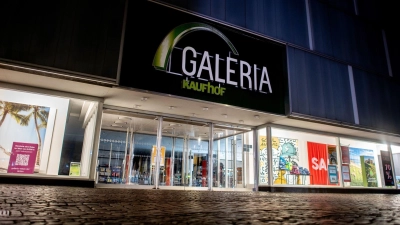 Bei der insolventen Kaufhauskette Galeria Karstadt Kaufhof in Eigenverwaltung stehen weitere tiefe Einschnitte bevor. (Foto: Hauke-Christian Dittrich/dpa)