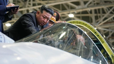 Nordkoreas Machthaber Kim Jong Un betrachtet das Cockpit eines Militärjets. (Foto: ---/Khabarovsky Krai Region Government/AP/dpa)