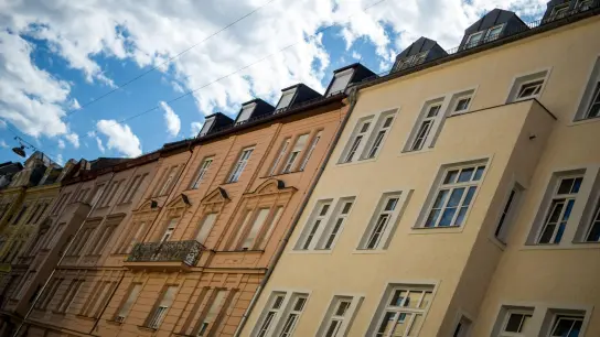 Verschiedenfarbige Wohnhäuser sind in München zu sehen. (Foto: picture alliance/Matthias Balk/dpa/Symbolbild)
