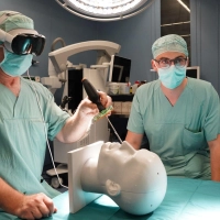 Immer mehr Mediziner arbeiten mit einer Apple Vision Pro im OP-Saal.  (Foto: Handout / Berlin/Fraunhofer-Institut für Werkzeugmaschinen und Umformtechnik IWU/dpa)