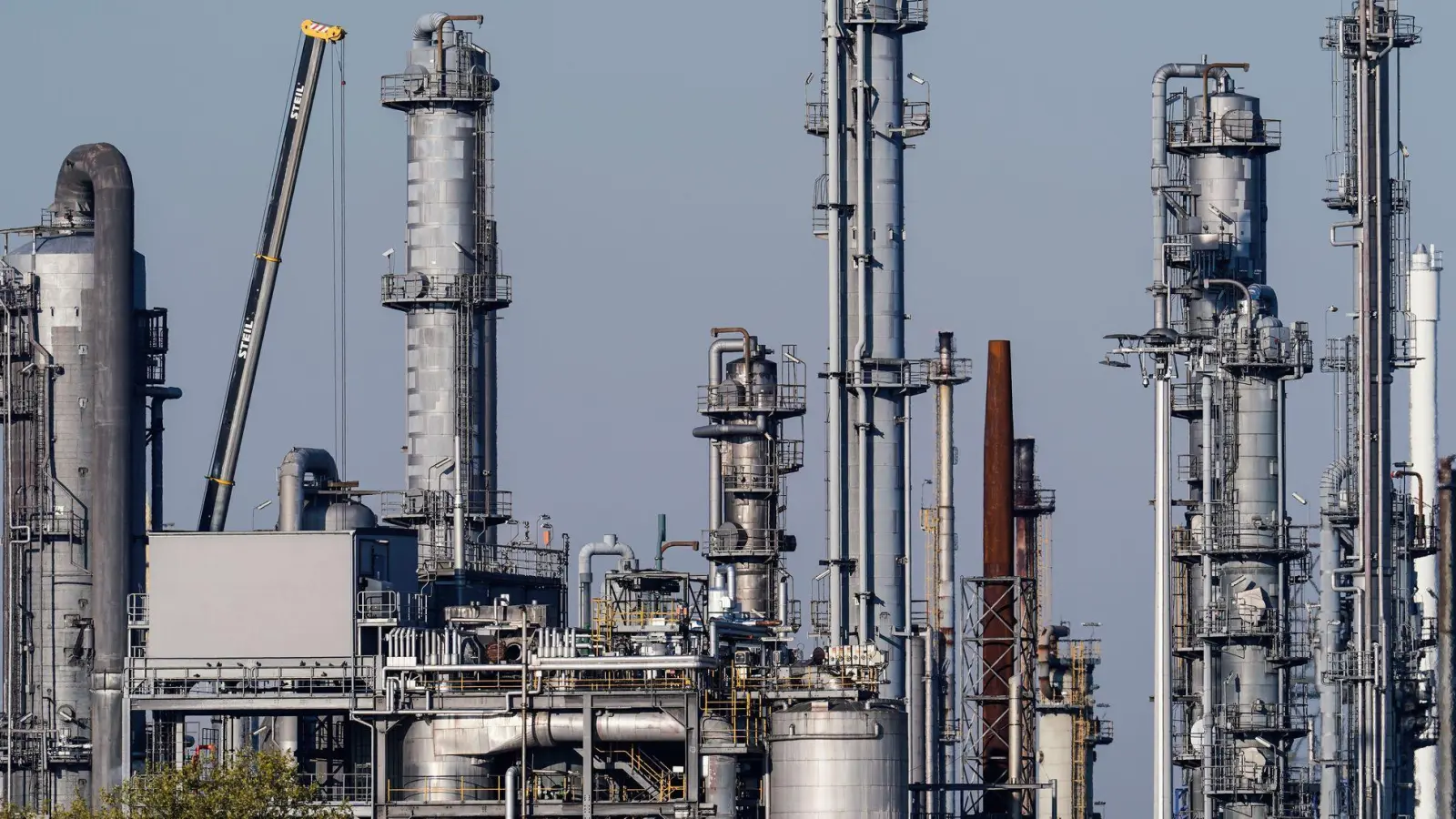 Die Chemieindustrie leidet seit Jahren unter teurer Energie und der schwachen Wirtschaft. (Symbolbild) (Foto: Uwe Anspach/dpa)