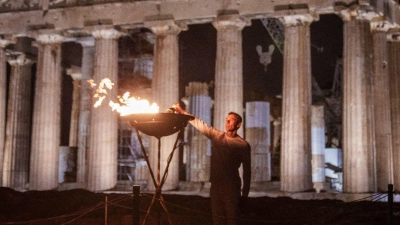 Ein Kessel mit dem olympischen Feuer wird vor dem Parthenon auf dem Akropolis-Hügel in Athen entzündet. (Foto: Petros Giannakouris/AP /dpa)