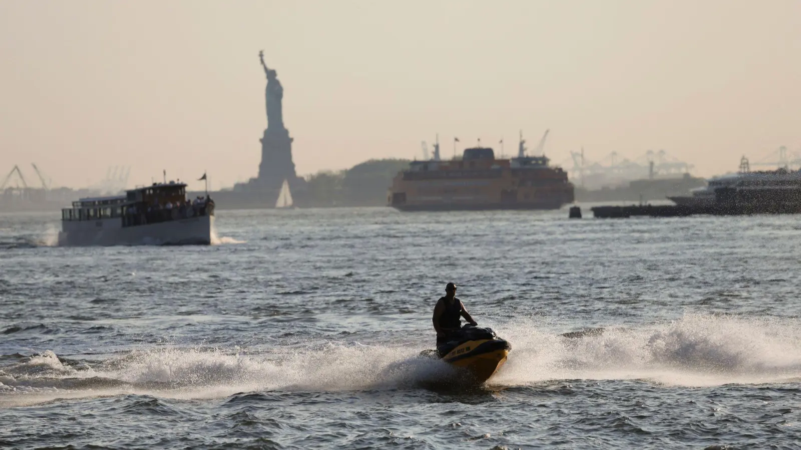 Die Sicht ist getrübt in New York - das liegt an Bränden weit entfernt (Foto: Heather Khalifa/AP/dpa)