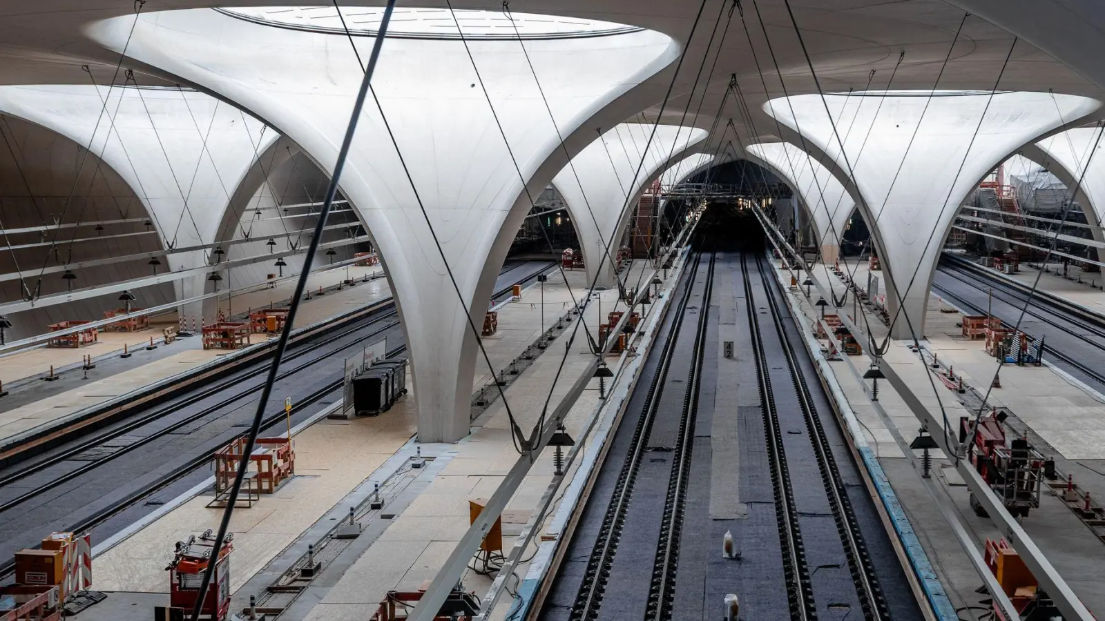 In der Halle des neuen Tiefbahnhofs in Stuttgart soll es auch ohne Klimaanlage kühl bleiben, sagt die Bahn in einem Video. Die Zuschauer sind eher skeptisch. (Archivbild) (Foto: Christoph Schmidt/dpa)