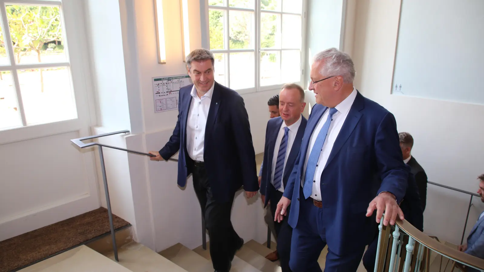 Ministerpräsident Markus Söder (links) wurde von Oberbürgermeister Thomas Deffner (Mitte) und Innenminister Joachim Herrmann (rechts) in der Orangerie begrüßt. (Foto: Alexander Biernoth)