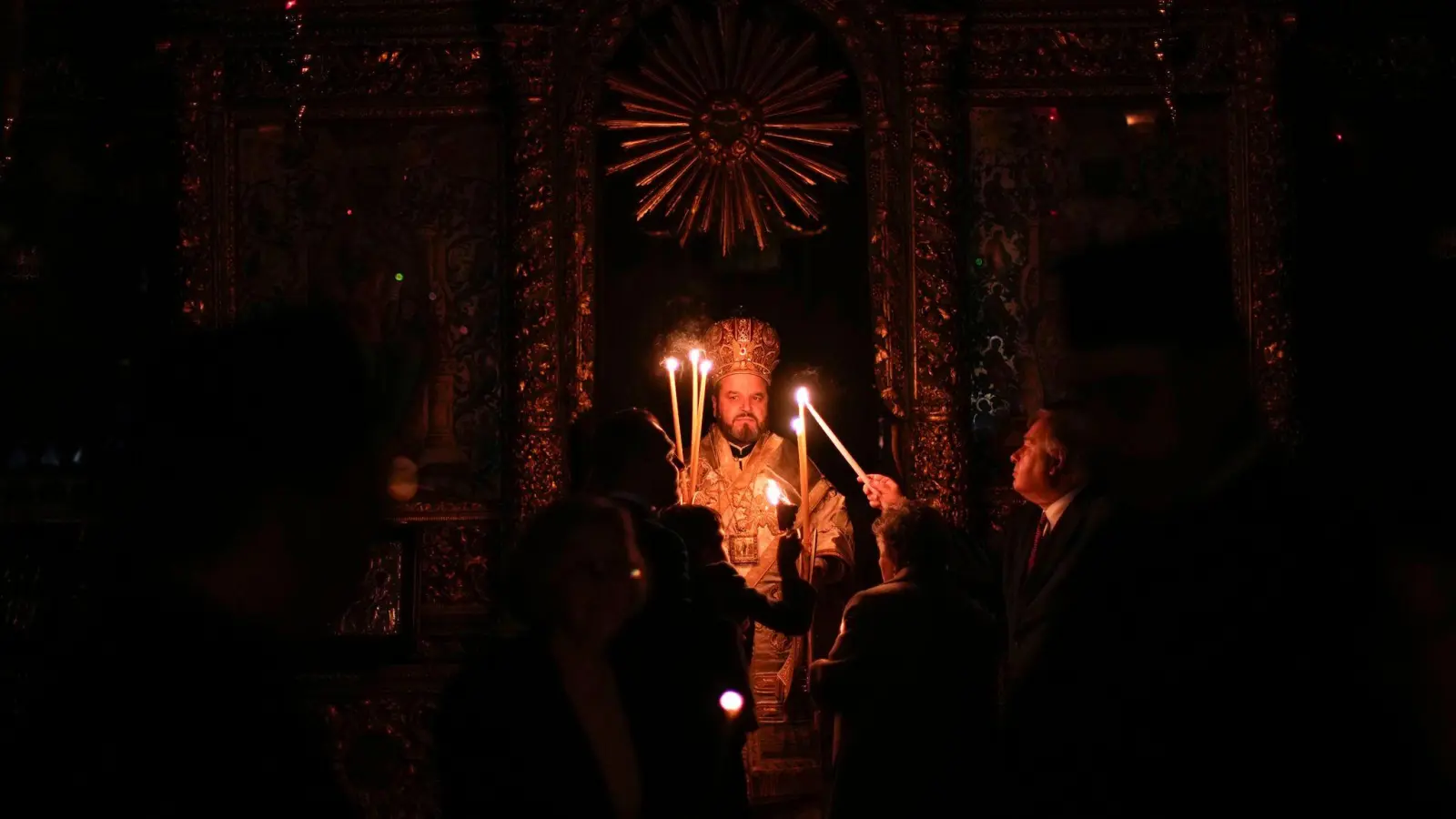 Millionen orthodoxe Christen in aller Welt haben in der Nacht zum Sonntag das Osterfest eingeläutet - auch der christlich-orthodoxe Metropolit Maximos von Selyvria (M). (Foto: Francisco Seco/AP/dpa)