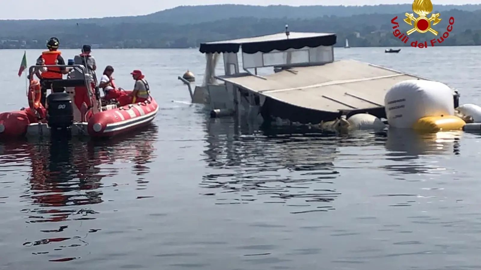 Einsatzkräfte der Feuerwehr holen das gesunkene Boot auf dem Lago Maggiore mit Ballons an die Oberfläche. (Foto: -/Vigili del Fuoco/dpa)