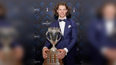 Bester NHL-Neuling: Eishockey-Nationalspieler Moritz Seider der Calder Trophy für den „Rookie of the Year“. (Foto: John Bazemore/AP/dpa)