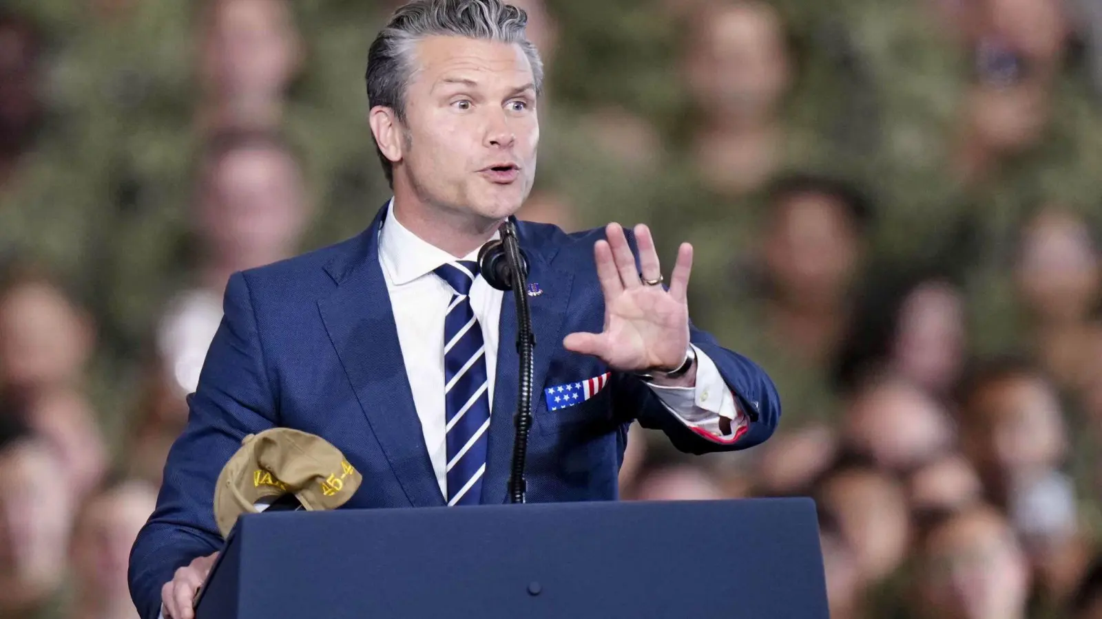 Verkündet schon wieder einen tödlichen US-Angriff auf ein Boot im Pazifik - Pentagon-Chef Hegseth.  (Foto: ---/kyodo/dpa)