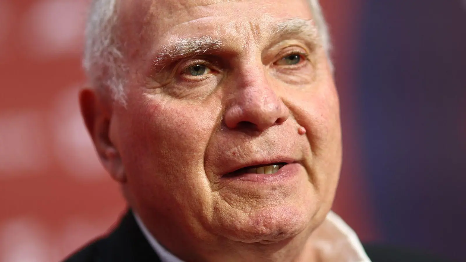 Uli Hoeneß macht sich Sorgen um Bayern-Trainer Vincent Kompany. (Archivbild) (Foto: Christian Charisius/dpa)