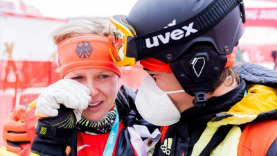 Weinte vor Freude über ihren dritten Platz: Andrea Rothfuss (l) neben Mauritz Trautner, Co-Bundestrainer Para Ski Alpin. (Foto: Christoph Soeder/dpa)