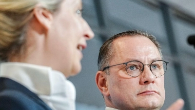 Die AfD-Politiker Alice Weidel und Tino Chrupalla - ihre Partei soll mehr als 100 Rechtsextremisten im Bundestag beschäftigen. (Foto: Kay Nietfeld/dpa)