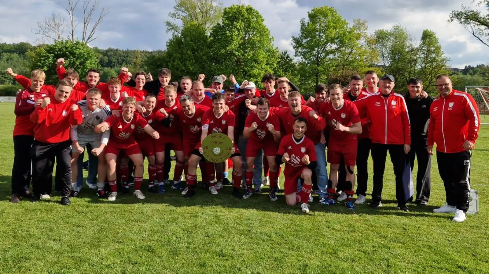Die Mitteleschenbacher Mannschaft feiert die Meisterschaft und damit auch den Aufstieg in die Kreisklasse. Der Bürgermeister brachte deshalb einen Eintrag ins Goldene Buch der Gemeinde ins Gespräch. (Foto: DJK/SV Mitteleschenbach)