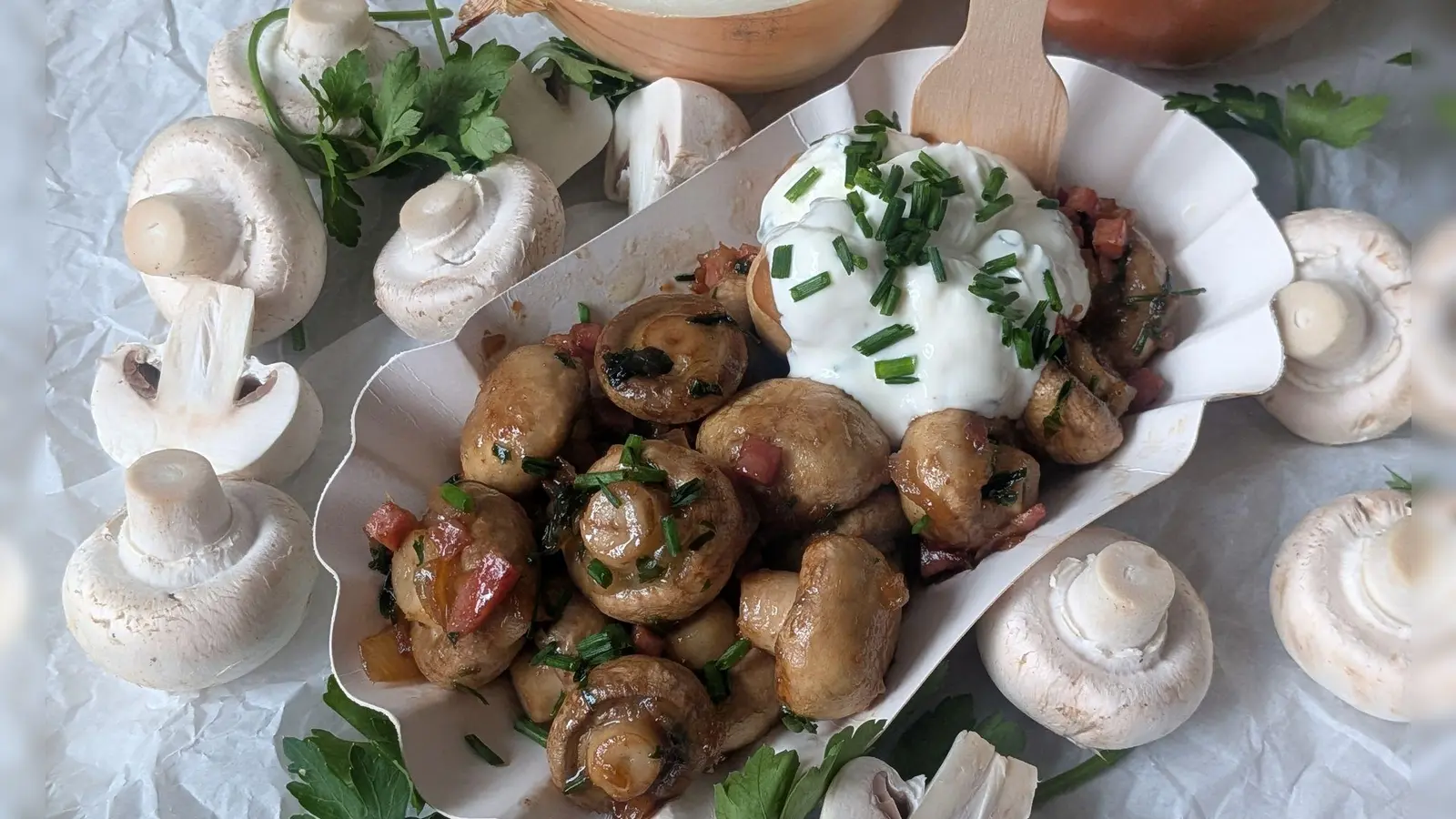 Ob mit oder ohne Speckwürfelchen: Beim Anblick des Schälchens mit den Champignons fühlt man sich wie auf dem Weihnachtsmarkt. (Foto: Doreen Hassek/dpa-tmn)
