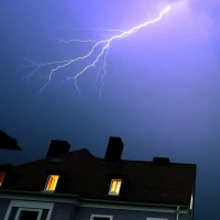 Hat der Blitz bei Ihnen zu Hause eingeschlagen? Dann sollten Sie jetzt genau wissen, wie Sie vorgehen müssen, um Ihren Versicherungsschutz nicht zu gefährden. (Foto: Karl-Josef Hildenbrand/dpa/dpa-tmn)