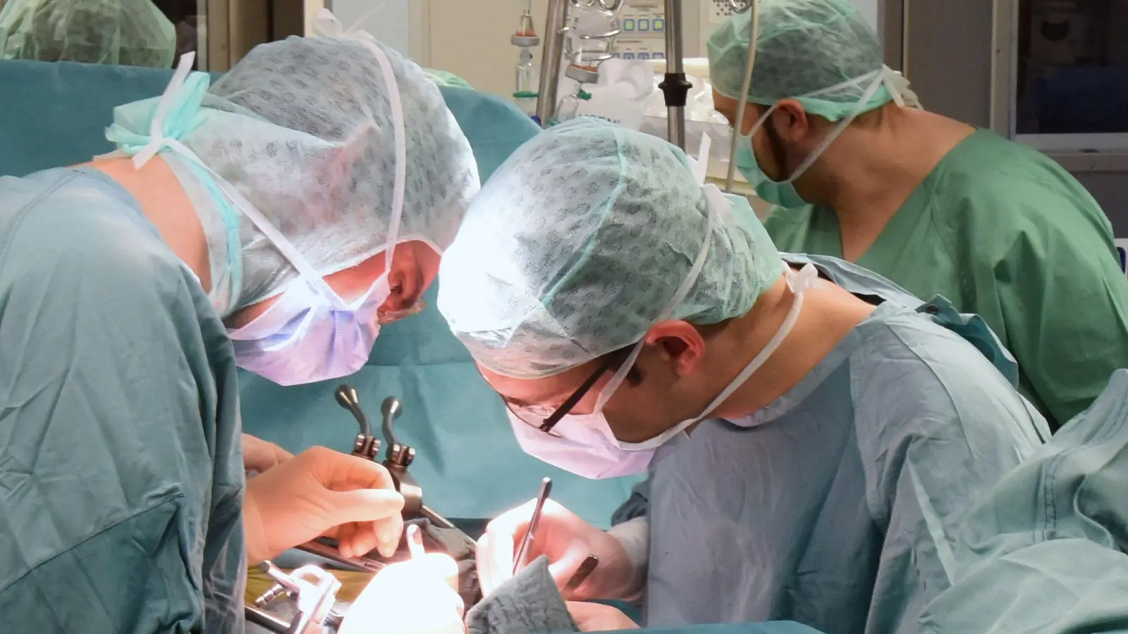 Im Transplantationszentrum am Leipziger Universitätsklinikum wird eine Niere beim Empfänger transplantiert. (Foto: Waltraud Grubitzsch/dpa)