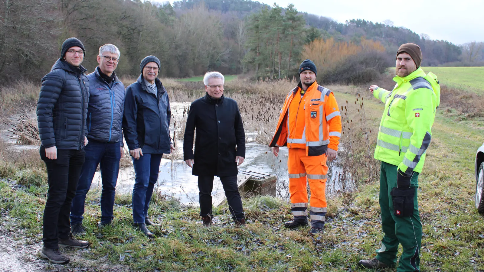 Klaus Hochreiner (von links), Jakob Meier und Wolfgang Zilker vom Amt für Ländliche Entwicklung Mittelfranken mit Sitz in Ansbach haben an Flachslandens Bürgermeister Hans Henninger die Urkunde zum Flurneuordnungsverfahren Flachslanden 3 übergeben. Neben ihm stehen Harald Dämpfling vom Bauhof und Peter Böhm vom Planungsbüro Baader Konzept. Ziel der praktischen Umsetzung von Maßnahmen – wie an der ehemaligen Kläranlage in Virnsberg (im Bild) – ist, Schäden durch Unwetter gering zu halten. (Foto: Kristina Schmidl)
