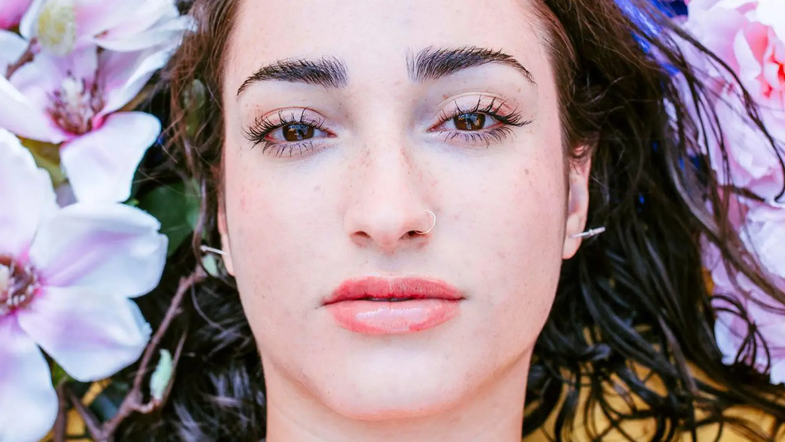 Zarte Nude-Töne, Lipgloss, sichtbare Sommersprossen: Das sind die Make-up-Trends 2026.  (Foto: Elena Helade/Westend61/dpa-tmn)