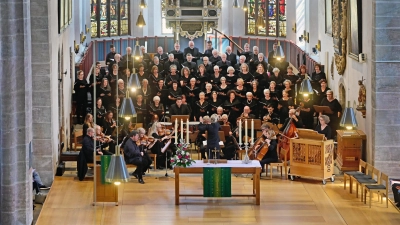 Das Ansbacher Kammerorchester und die Ansbacher Kantorei führten in der voll besetzten Johanniskirche die Bach-Kantate „Wir danken dir, Gott, wir danken dir” auf. Die Leitung hatte kurzfristig die Rothenburger Dekanatskantorin Jasmin Neubauer übernommen.  (Foto: Jim Albright)