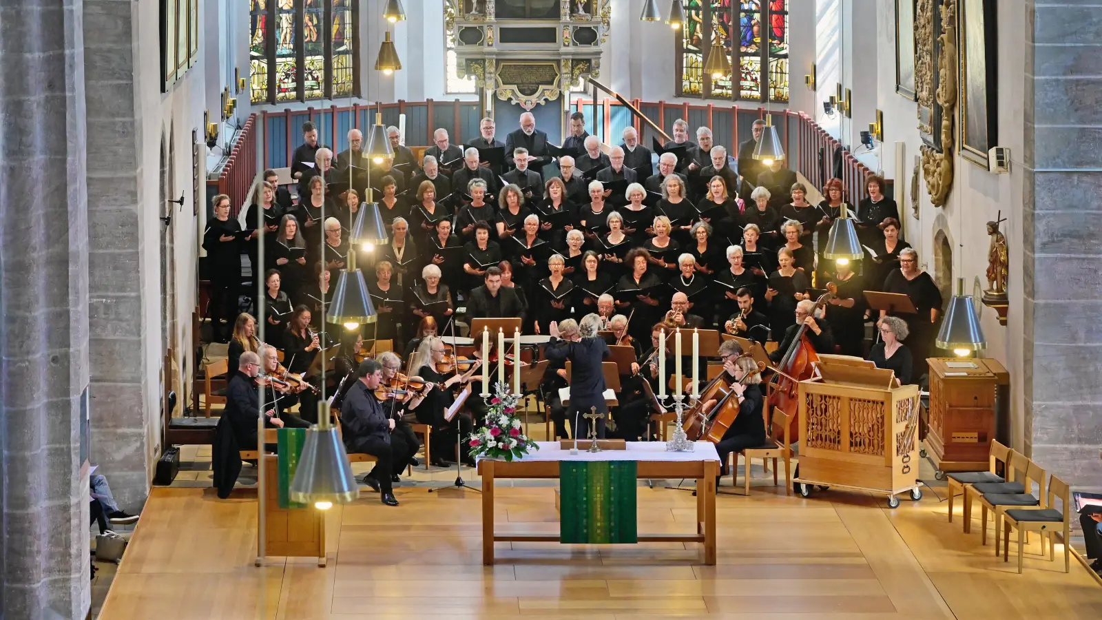 Das Ansbacher Kammerorchester und die Ansbacher Kantorei führten in der voll besetzten Johanniskirche die Bach-Kantate „Wir danken dir, Gott, wir danken dir” auf. Die Leitung hatte kurzfristig die Rothenburger Dekanatskantorin Jasmin Neubauer übernommen.  (Foto: Jim Albright)