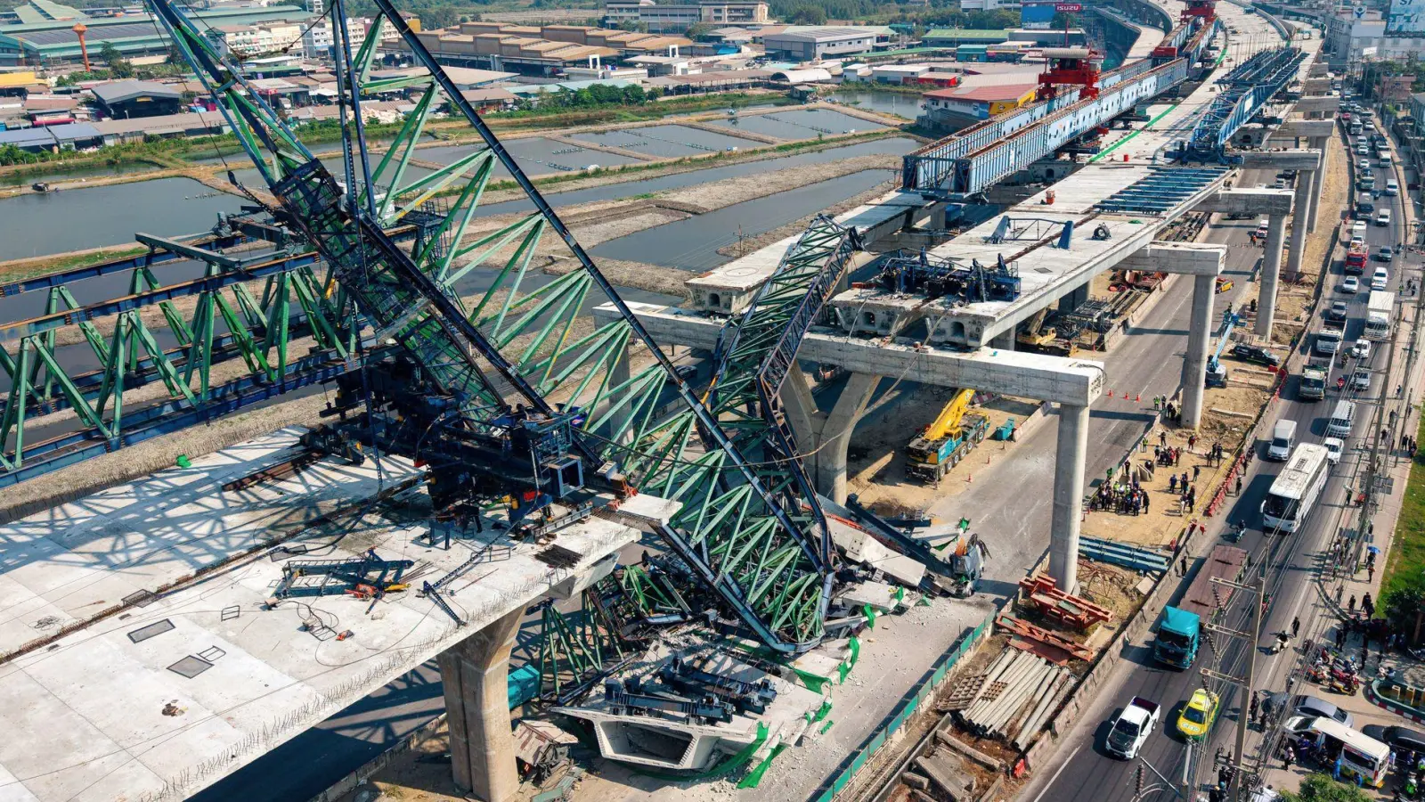 Bereits zum zweiten Mal innerhalb von 24 Stunden ist es in Thailand zu einem tödlichen Unglück mit einem Baukran gekommen. (Foto: Arnun Chonmahatrakool/AP/dpa)