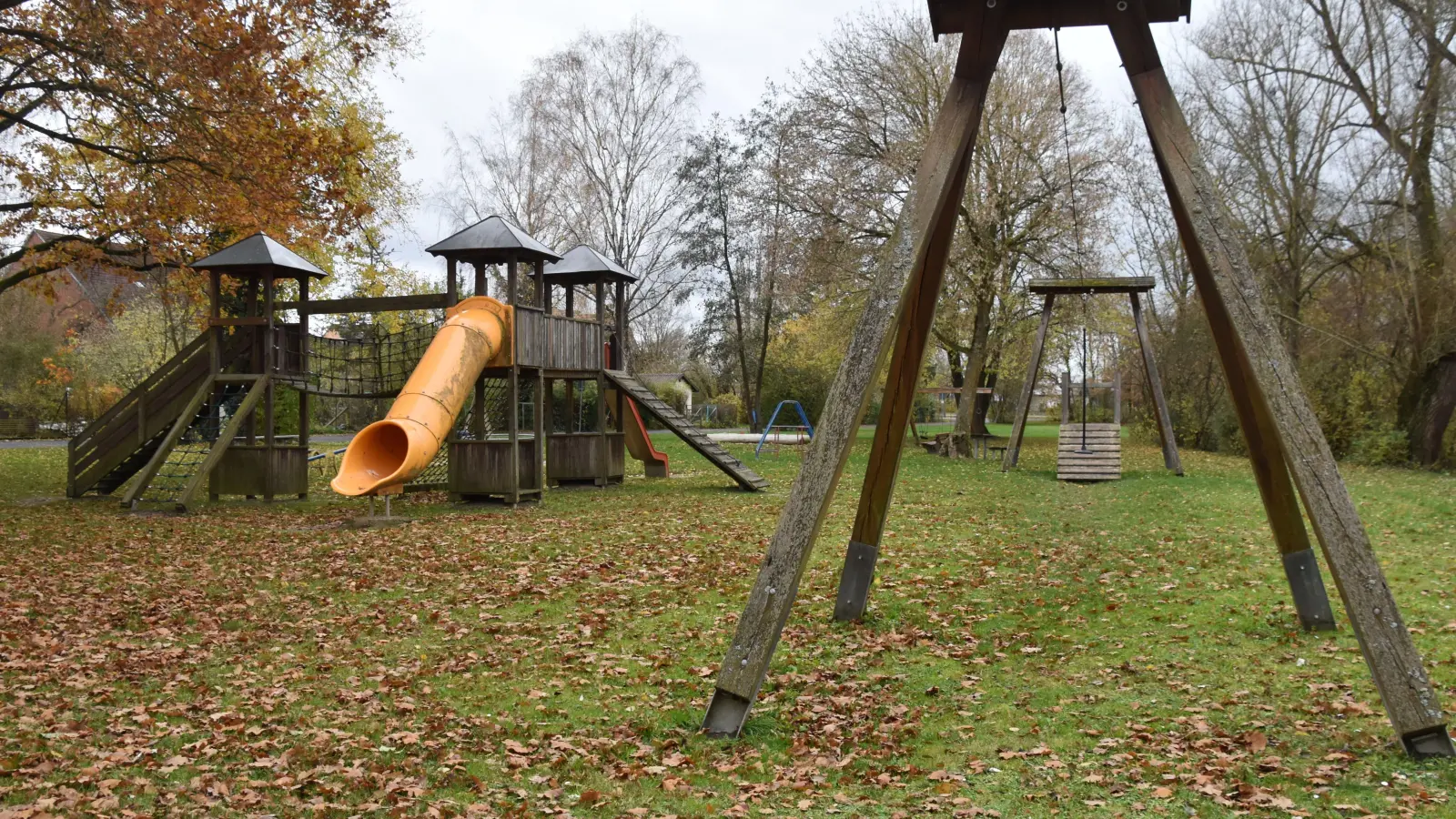 Das vor über einem halben Jahrhundert eingeweihte Freizeitgelände in Markt Bibart sollte neukonzipiert werden, doch wird es nun wohl lediglich auf einen schrittweisen Austausch der Spielgeräte und ein paar ergänzende Elemente hinauslaufen. (Foto: Andreas Reum)