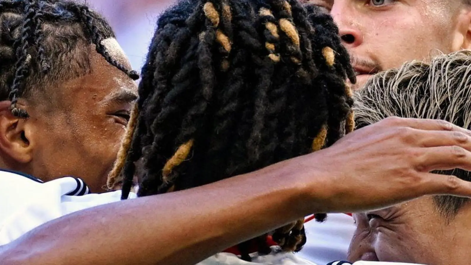 Eintracht Frankfurt bejubelte in Hoffenheim den zweiten Saisonsieg. (Foto: Uwe Anspach/dpa)