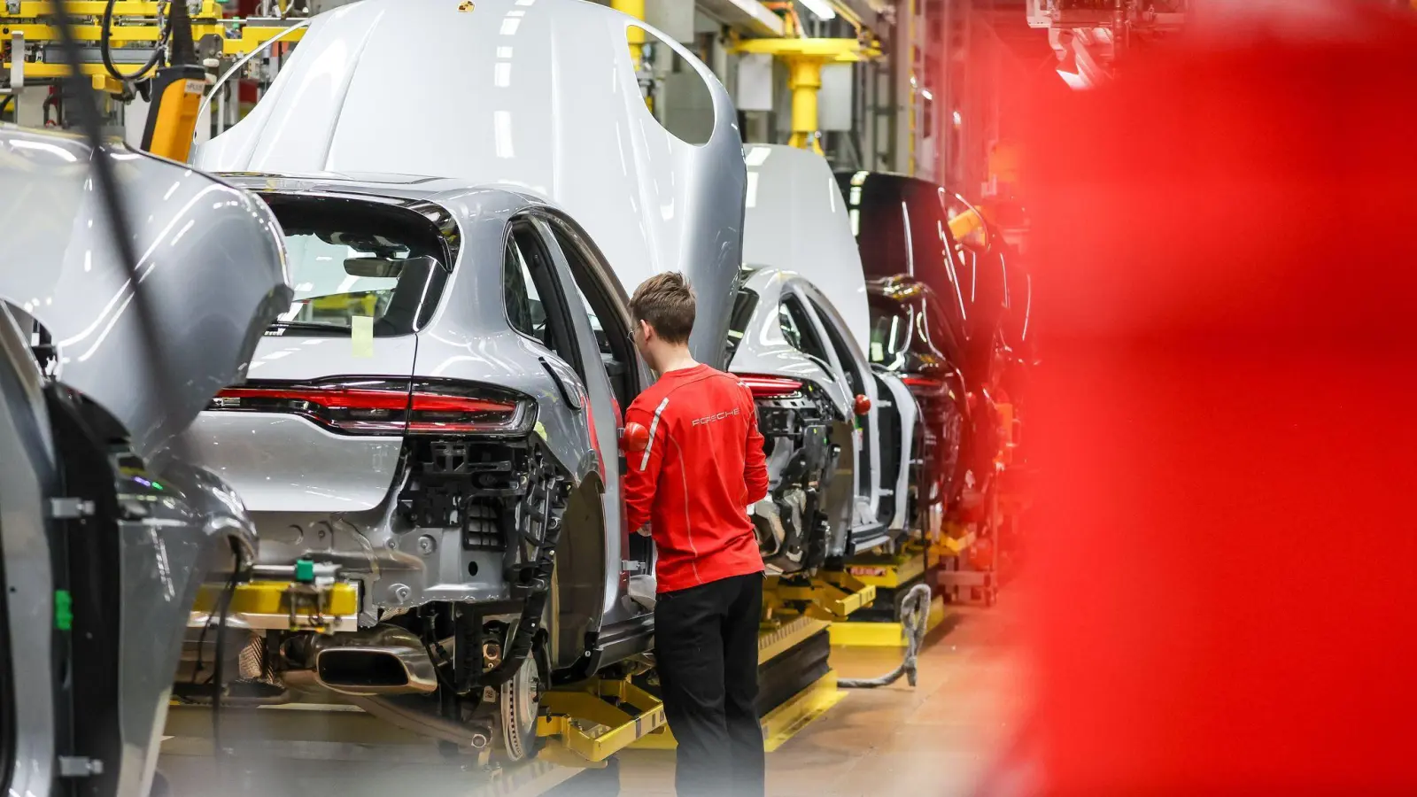 Der Auftragsbestand in der deutschen Industrie wächst - dank einer Erholung in der Autobranche. (Archivbild) (Foto: Jan Woitas/dpa)